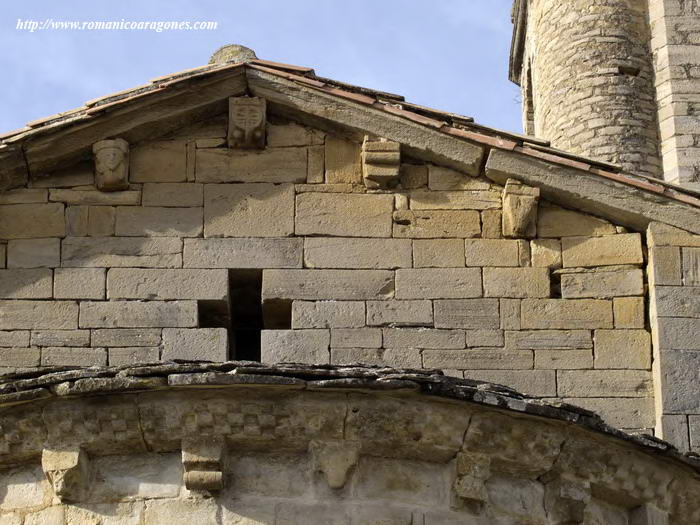 CABECERA. DETALLE DEL HASTIAL CENTRAL